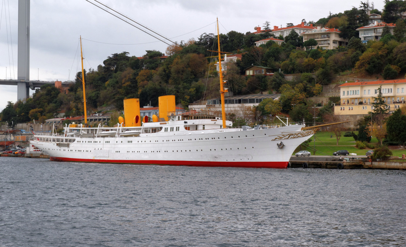 Istanbul_Bosphorus_Motor_yacht_Savarona_IMG_7845_1920