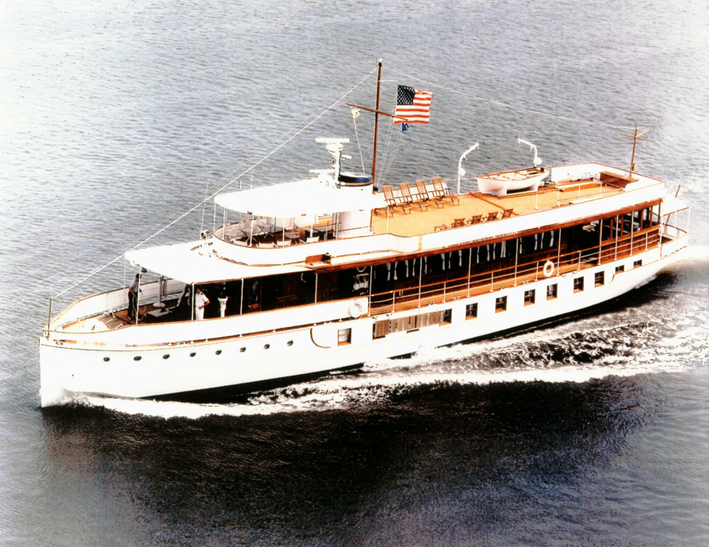 US_Navy_030423-N-0000X-001_The_former_Presidential_Yacht_USS_Sequoia_(AG_23)_travels_down_the_Potoma