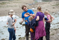 Josh Frost leads the Thames Discovery Programme Tadpoles session © MOLA